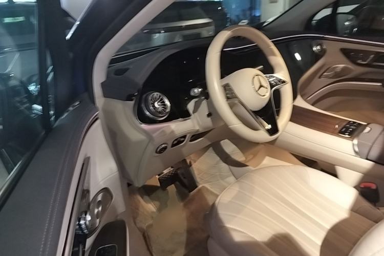 Used Mercedes-Benz EQS SUV 2023 450 4MATIC Pioneer Edition Driver Seat