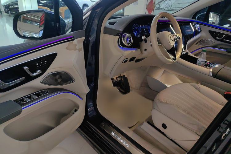 Used Mercedes-Benz EQS SUV 2023 450 4MATIC Pioneer Edition Interior 3