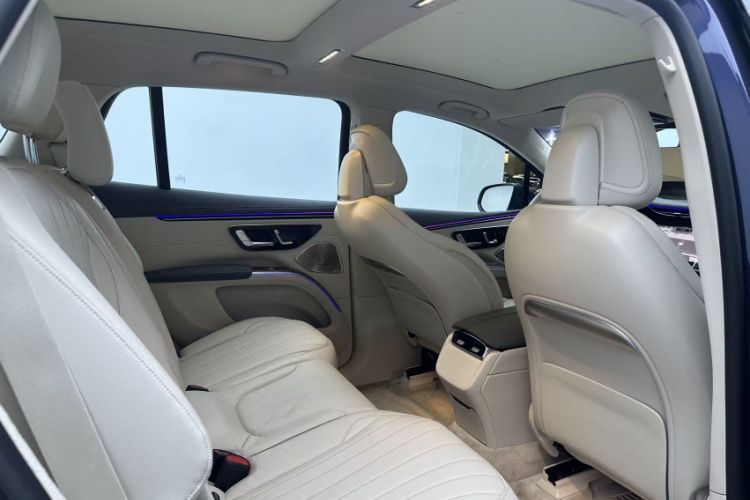 Used Mercedes-Benz EQS SUV 2023 450 4MATIC Pioneer Edition Interior 8