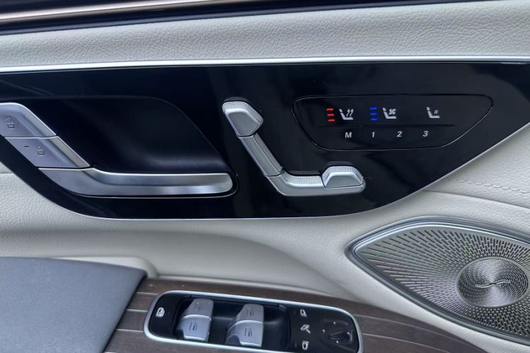 Used Mercedes-Benz EQS SUV 2023 450 4MATIC Pioneer Edition Interior 9