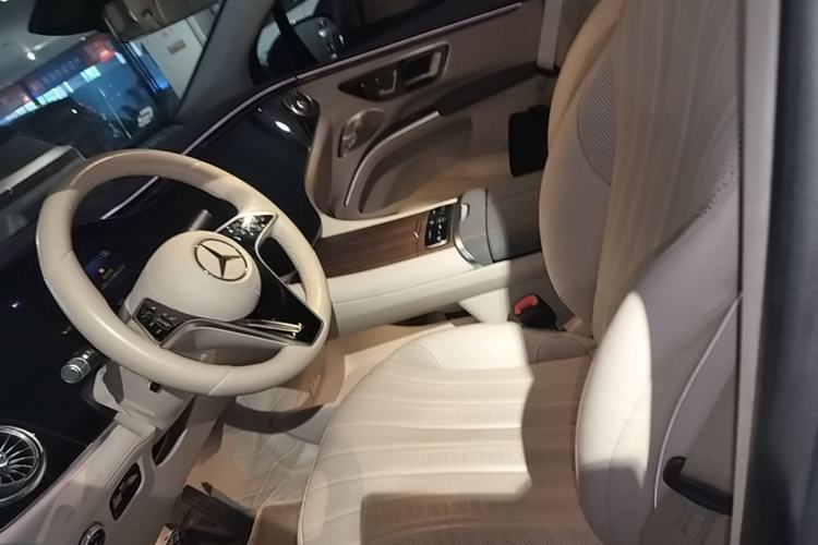 Used Mercedes-Benz EQS SUV 2023 450 4MATIC Pioneer Edition Left Front Seat