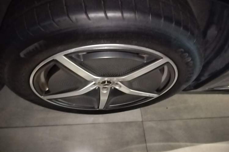 Used Mercedes-Benz EQS SUV 2023 450 4MATIC Pioneer Edition Left Front Wheel Hub