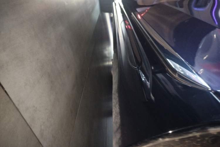 Used Mercedes-Benz EQS SUV 2023 450 4MATIC Pioneer Edition Left Side Sill