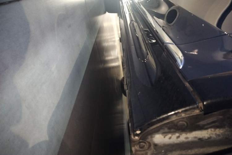Used Mercedes-Benz EQS SUV 2023 450 4MATIC Pioneer Edition Right Side Sill