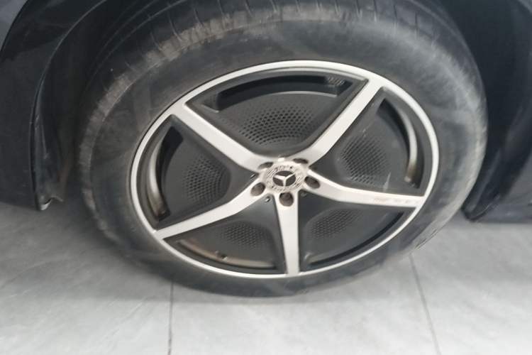 Used Mercedes-Benz EQS SUV 2023 450 4MATIC Pioneer Edition Left Front Wheel Hub