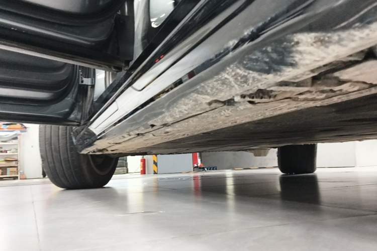 Used Mercedes-Benz EQS SUV 2023 450 4MATIC Pioneer Edition Left Side Sill
