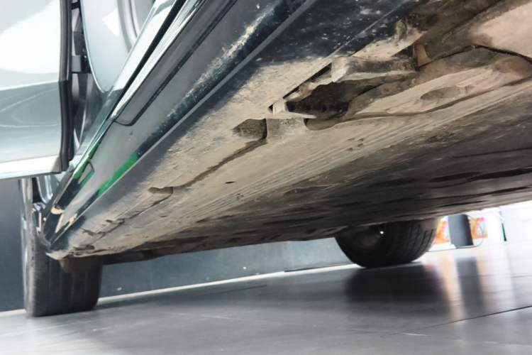 Used Mercedes-Benz EQS SUV 2023 450 4MATIC Pioneer Edition Right Side Sill