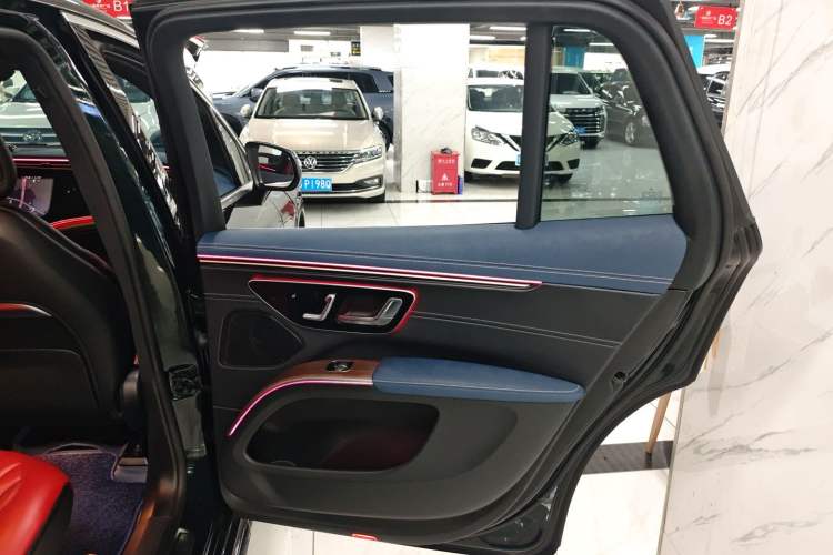 Used Mercedes-Benz EQS SUV 2023 450 4MATIC Pioneer Edition Interior 4