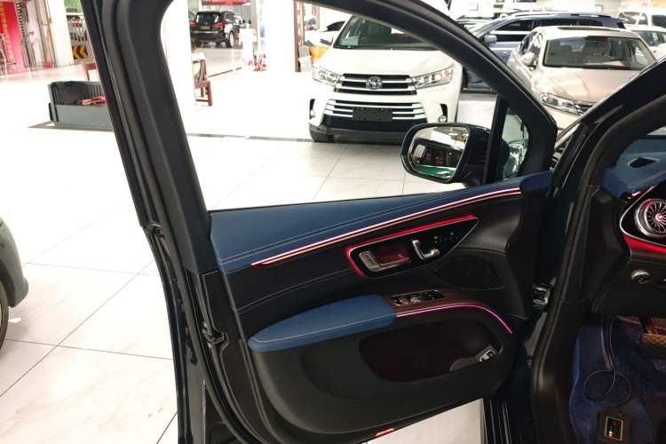 Used Mercedes-Benz EQS SUV 2023 450 4MATIC Pioneer Edition Interior 5