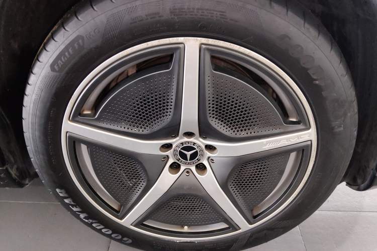 Used Mercedes-Benz EQS SUV 2023 450 4MATIC Pioneer Edition Right Front Wheel Hub