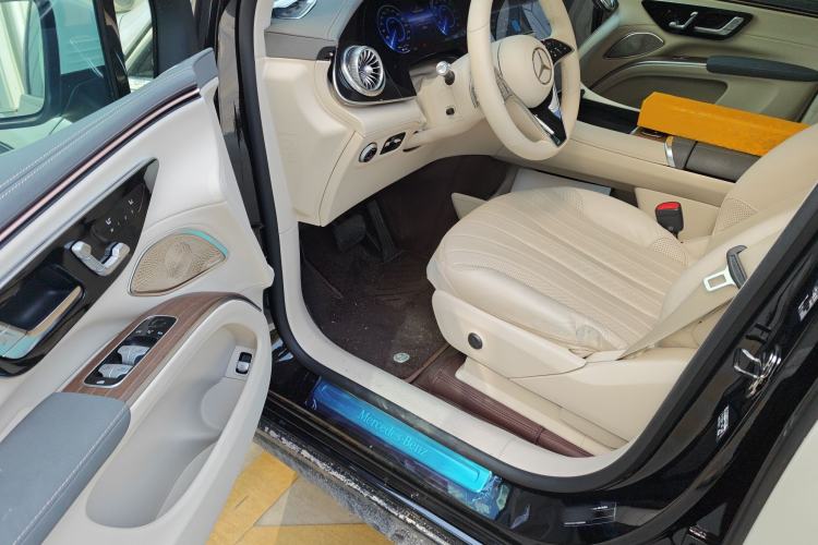 Used Mercedes-Benz EQS SUV 2023 450 4MATIC Pioneer Edition Driver Seat