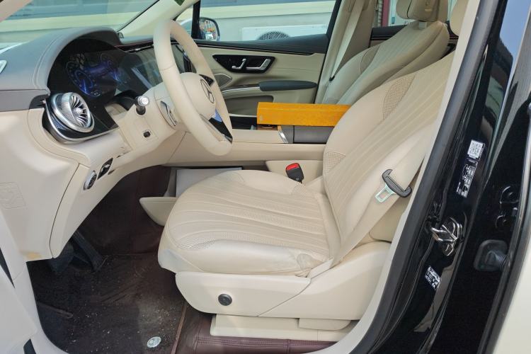 Used Mercedes-Benz EQS SUV 2023 450 4MATIC Pioneer Edition Left Front Seat