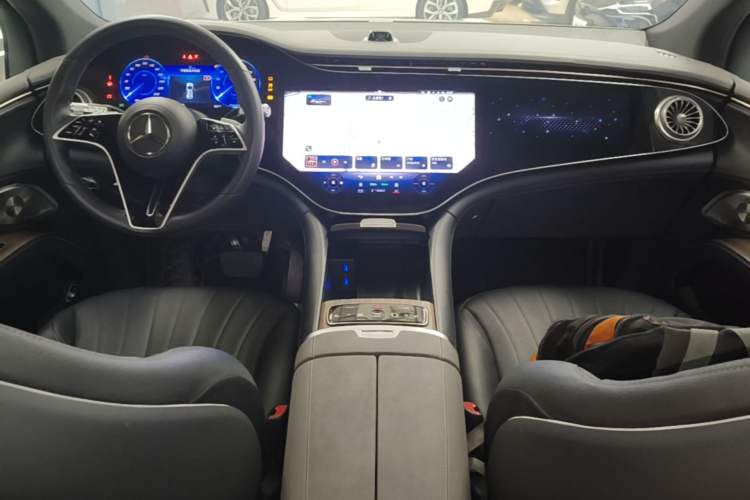 Used Mercedes-Benz EQS SUV 2023 450 4MATIC Pioneer Edition Center Console