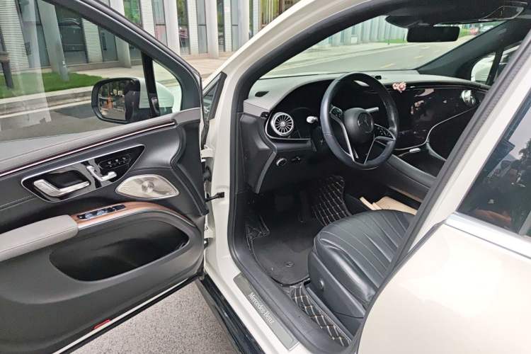 Used Mercedes-Benz EQS SUV 2023 450 4MATIC Pioneer Edition Driver Seat