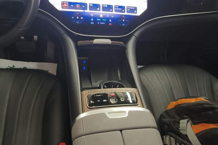 Used Mercedes-Benz EQS SUV 2023 450 4MATIC Pioneer Edition Gear Lever