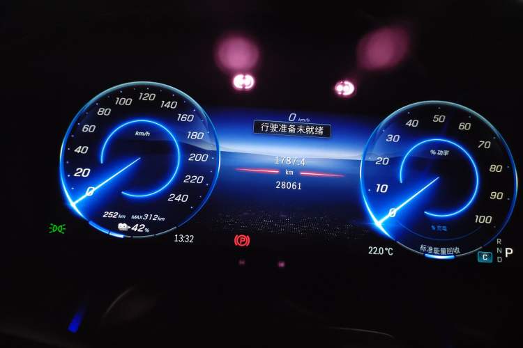 Used Mercedes-Benz EQS SUV 2023 450 4MATIC Pioneer Edition Instrument Cluster