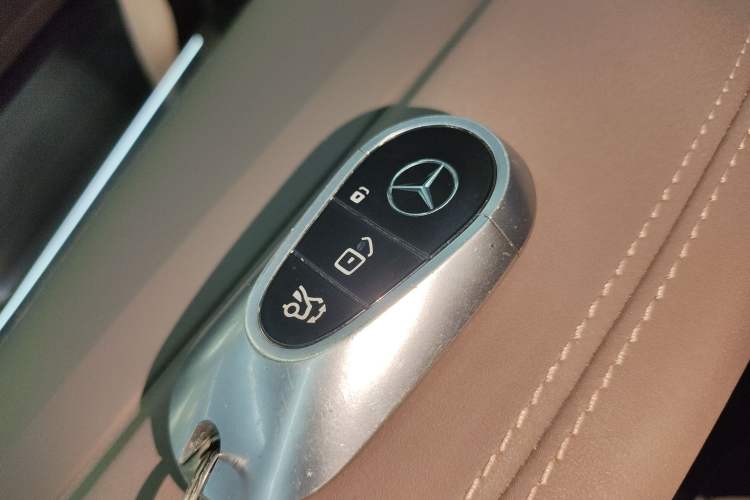 Used Mercedes-Benz EQS SUV 2023 450 4MATIC Luxury Edition Interior 1