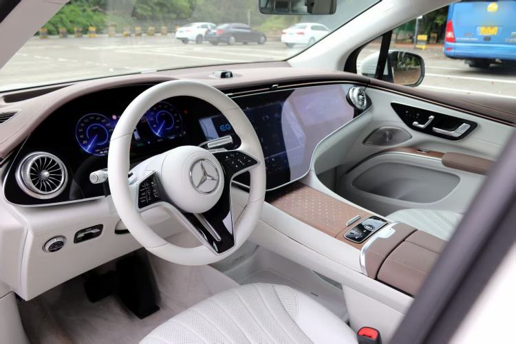 Used Mercedes-Benz EQS SUV 2023 450 4MATIC Luxury Edition Interior 2