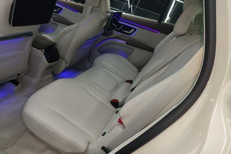 Used Mercedes-Benz EQS SUV 2023 450 4MATIC Luxury Edition Interior 4