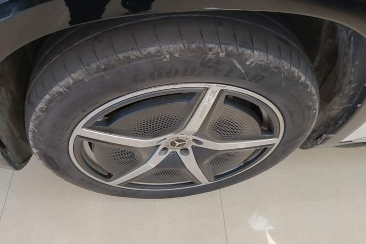Used Mercedes-Benz EQS SUV 2023 450 4MATIC Pioneer Edition Left Front Wheel Hub