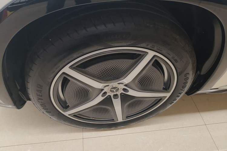 Used Mercedes-Benz EQS SUV 2023 450 4MATIC Pioneer Edition Left Front Wheel Hub