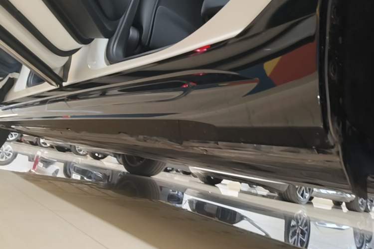 Used Mercedes-Benz EQS SUV 2023 450 4MATIC Pioneer Edition Left Side Sill