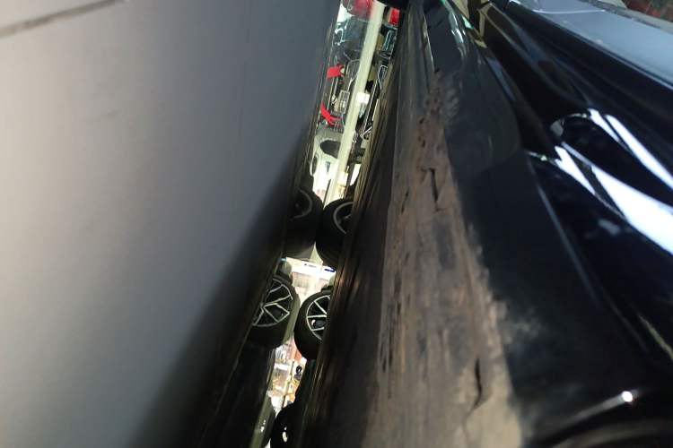 Used Mercedes-Benz EQS SUV 2023 450 4MATIC Pioneer Edition Left Side Sill