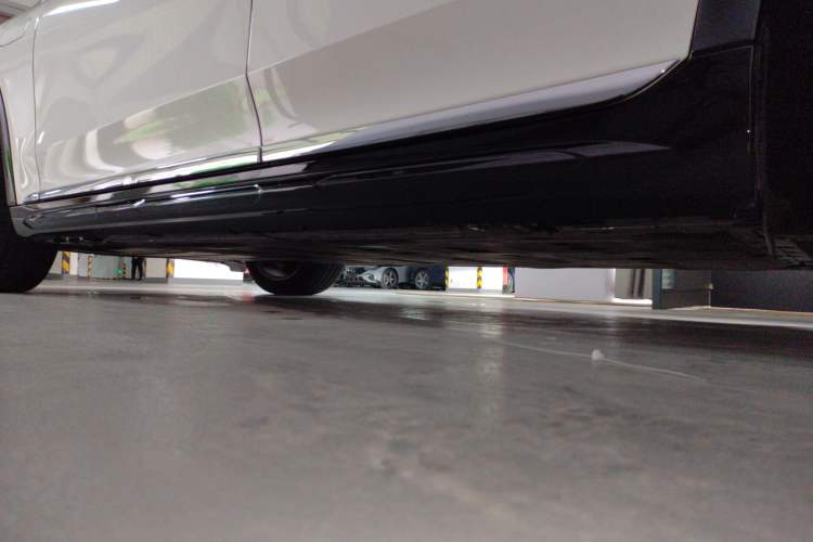 Used Mercedes-Benz EQS SUV 2023 450 4MATIC Pioneer Edition Left Side Sill