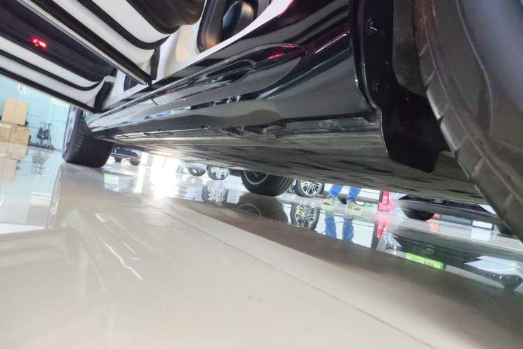 Used Mercedes-Benz EQS SUV 2023 450 4MATIC Pioneer Edition Left Side Sill