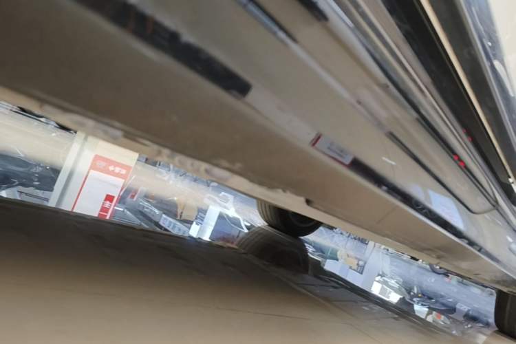 Used Mercedes-Benz EQS SUV 2023 450 4MATIC Pioneer Edition Right Side Sill