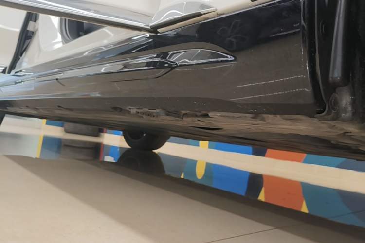 Used Mercedes-Benz EQS SUV 2023 450 4MATIC Pioneer Edition Right Side Sill