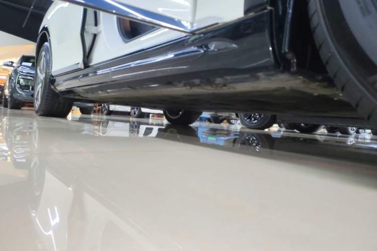 Used Mercedes-Benz EQS SUV 2023 450 4MATIC Pioneer Edition Right Side Sill