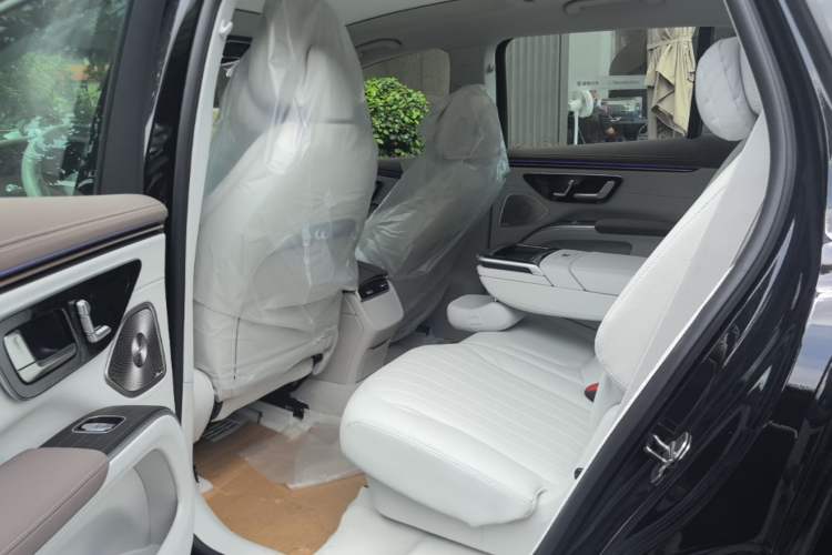 Used Mercedes-Benz EQS SUV 2025 500 4MATIC Left Rear Seat