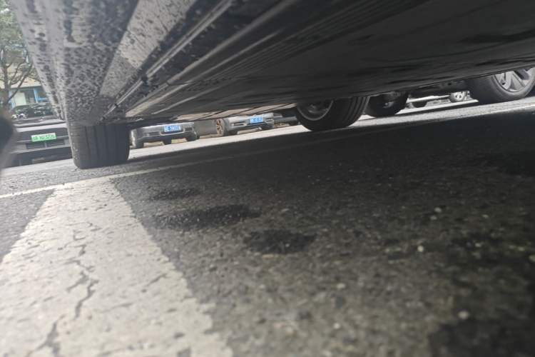 Used Mercedes-Benz EQS SUV 2025 500 4MATIC Left Side Sill