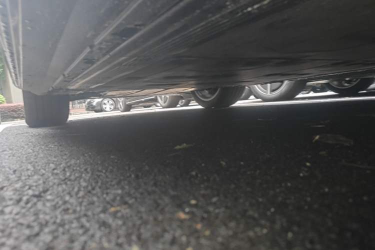 Used Mercedes-Benz EQS SUV 2025 500 4MATIC Left Side Sill