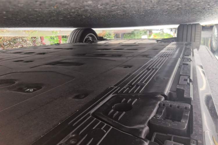 Used Mercedes-Benz EQS SUV 2025 500 4MATIC Left Side Sill