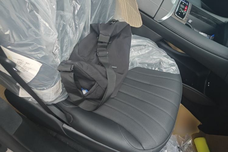 Used Mercedes-Benz EQS SUV 2025 500 4MATIC Right Front Seat