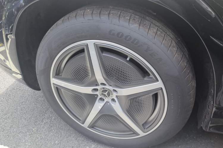 Used Mercedes-Benz EQS SUV 2025 500 4MATIC Right Rear Wheel Hub