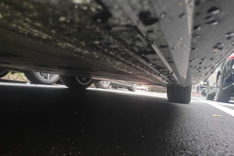 Used Mercedes-Benz EQS SUV 2025 500 4MATIC Right Side Sill