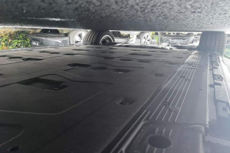 Used Mercedes-Benz EQS SUV 2025 500 4MATIC Right Side Sill