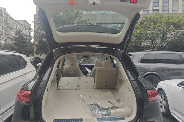 Used Mercedes-Benz EQS SUV 2025 500 4MATIC Trunk