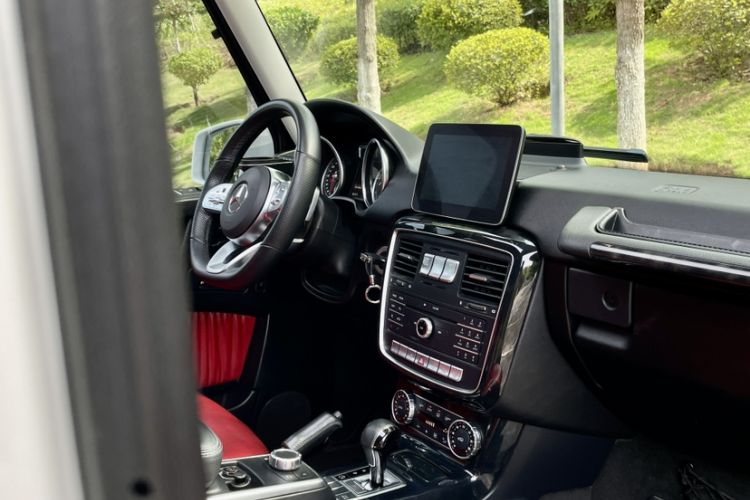 Used Mercedes-Benz G-Class 2017 G 350 d Interior 10