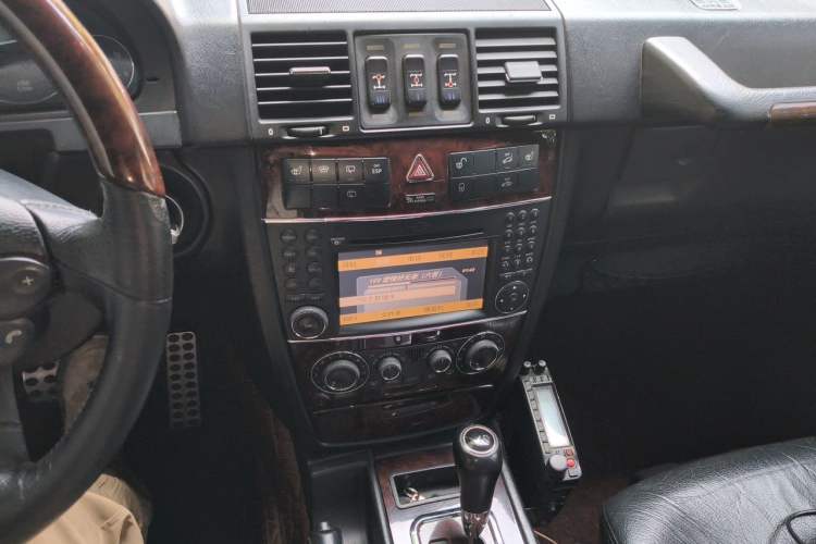 Used Mercedes-Benz G-Class 2010 G 500 Audio And AC Panel