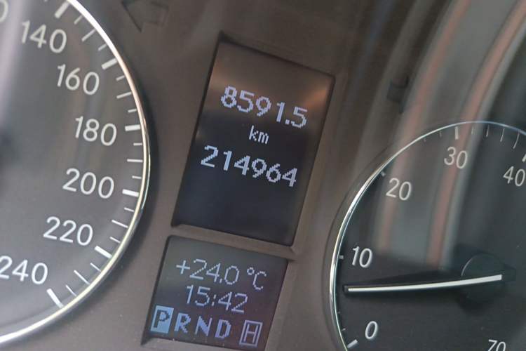 Used Mercedes-Benz G-Class 2010 G 500 Odometer Close Up
