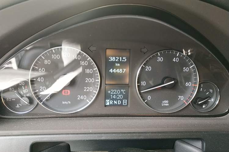 Used Mercedes-Benz G-Class 2010 G 500 Odometer Close Up