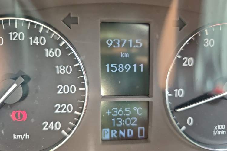 Used Mercedes-Benz G-Class 2010 G 500 Odometer Close Up