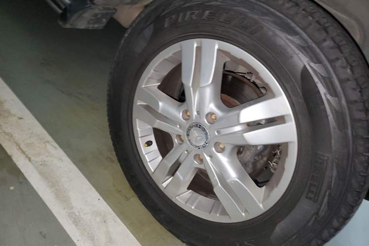Used Mercedes-Benz G-Class 2010 G 500 Right Front Wheel Hub