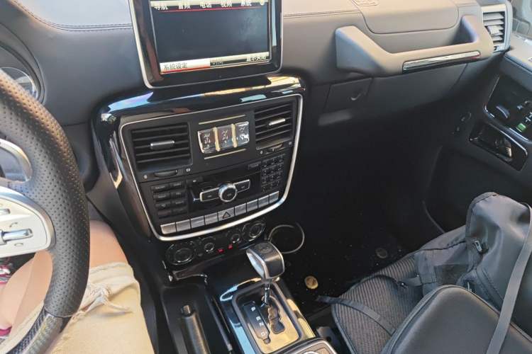 Used Mercedes-Benz G-Class 2010 G 500 Audio And AC Panel