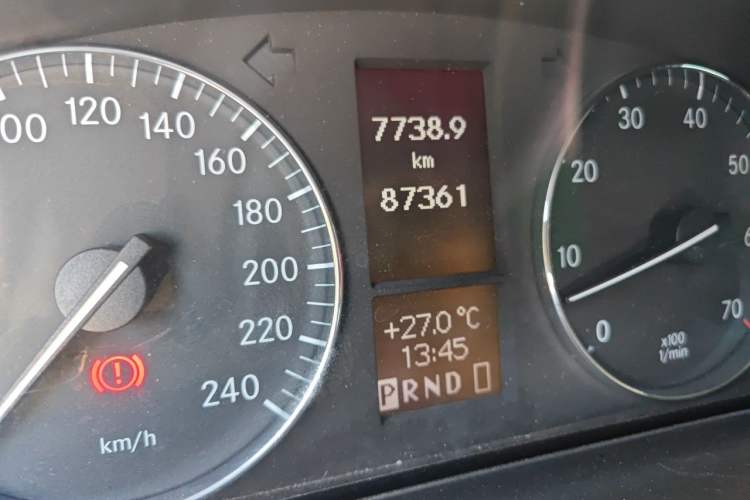 Used Mercedes-Benz G-Class 2010 G 500 Odometer Close Up