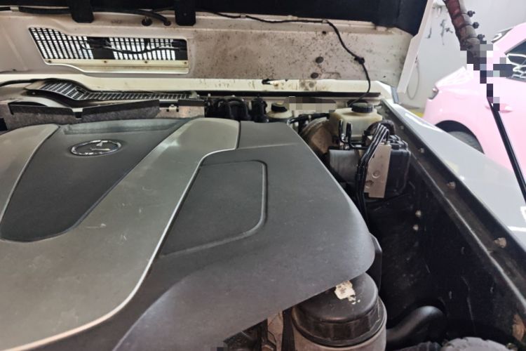 Used Mercedes-Benz G-Class  Engine Bay Left